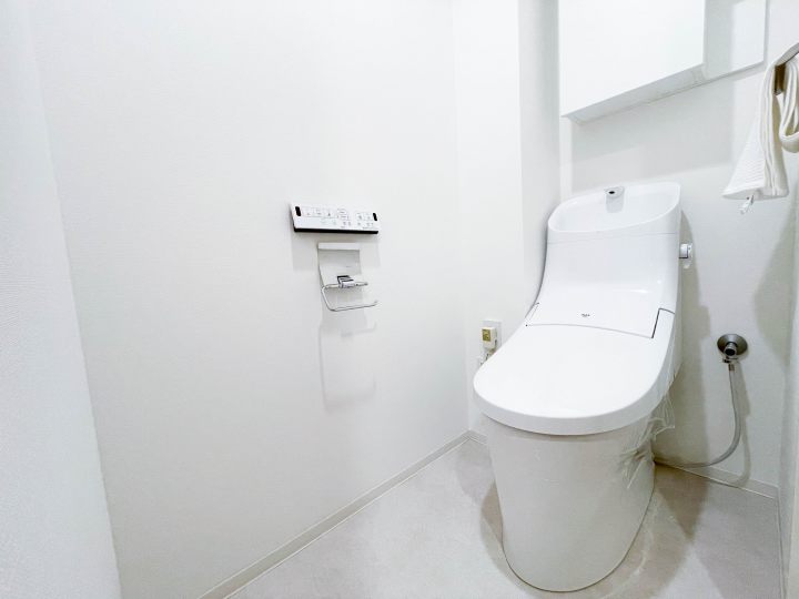 白で統一された清潔感のあるトイレ