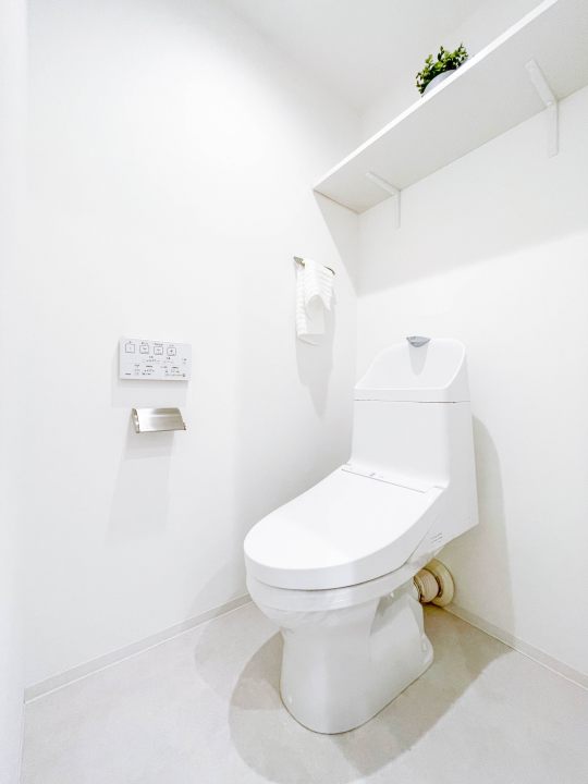 白で統一されたおしゃれなトイレ