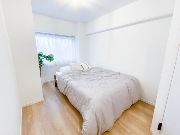 ダブルベッドをおいてちょどいい広さの約5畳のお部屋