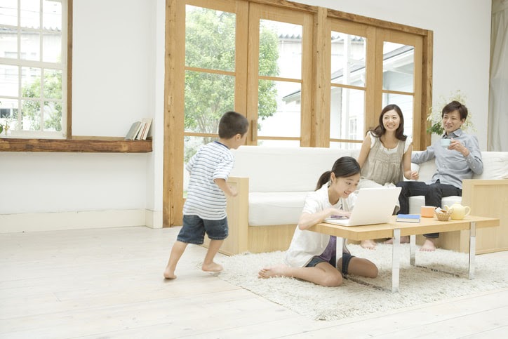 4人家族一家団欒画像