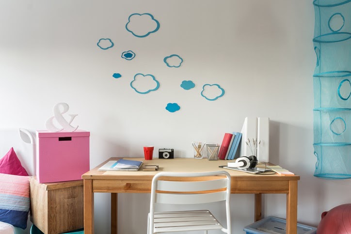 壁に貼られた雲のイラストが印象的な子供部屋