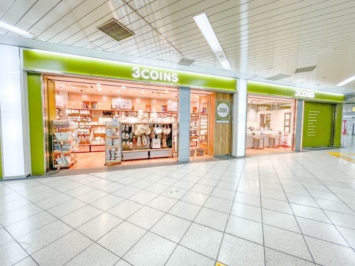 王子駅の改札前にあるスリーコインズ