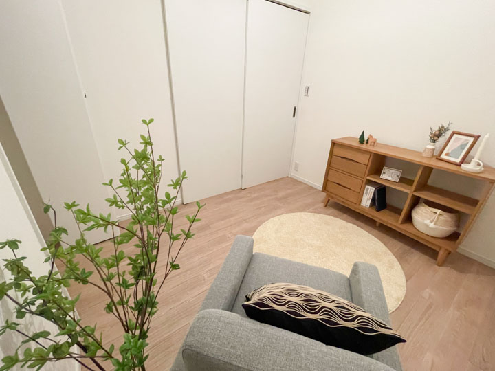 約4.1畳のお部屋の扉を閉めた様子
