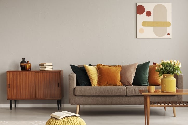 低めの家具とシンプルな部屋の写真