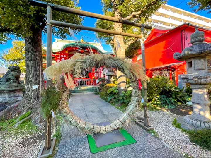 大島稲荷神社には印象的な大きな茅の輪