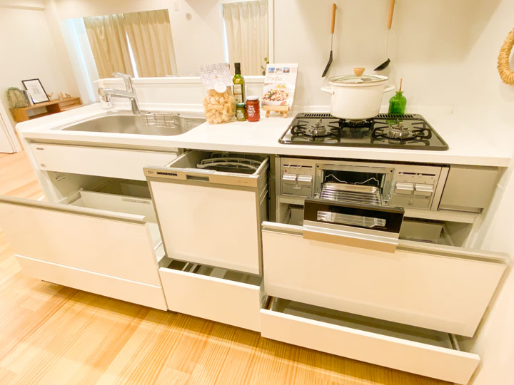 キッチン下の食器洗浄乾燥機と収納スペース