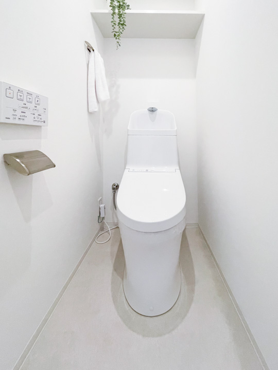 白で統一されたきれいなトイレ