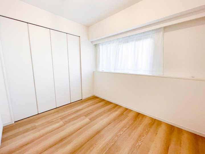 約4.2畳のお部屋はダブルベッドを置いてちょうどいい広さ