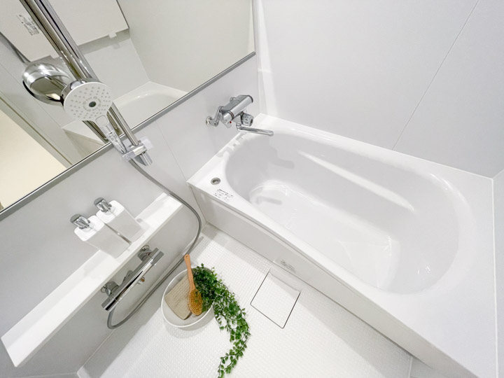 白で統一されたきれいな浴室
