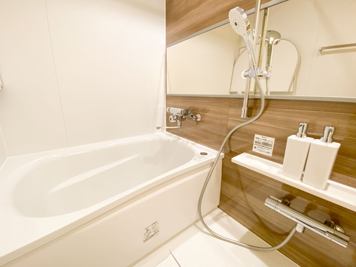 お風呂場は木目調のアクセントパネルが洗練された印象で、快適な空間になっています