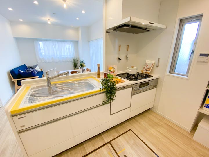 キッチンは白で統一されており、清潔感に溢れています