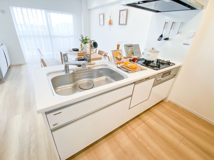 キッチンは白で統一されており、清潔感に溢れています