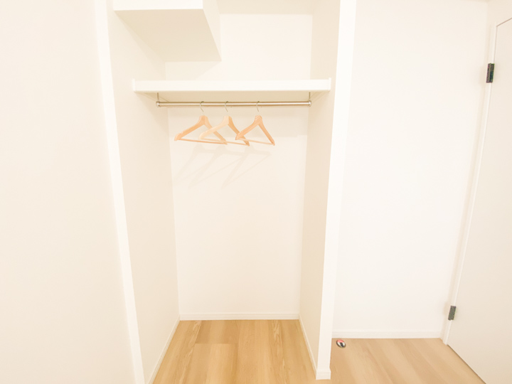約3.7畳のお部屋にあるオープンクローゼットの様子