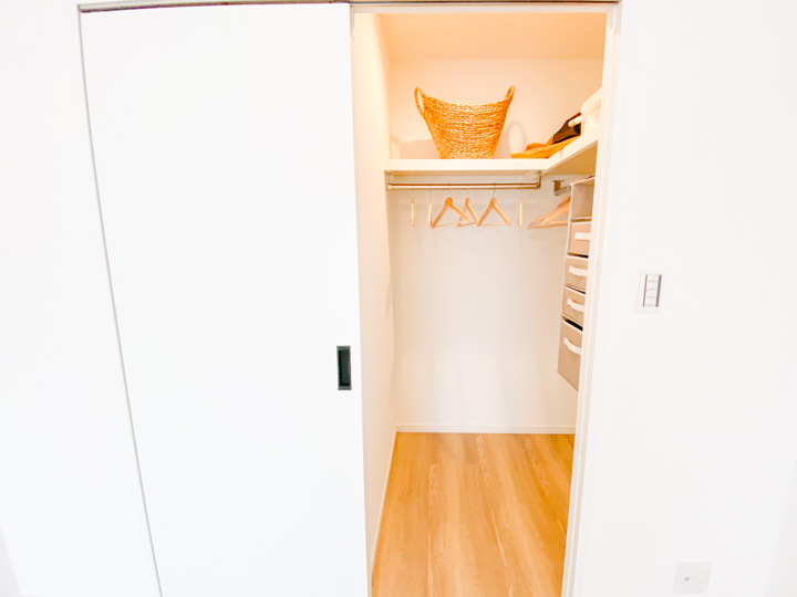 約5畳のお部屋にあるウォークインクローゼットの様子