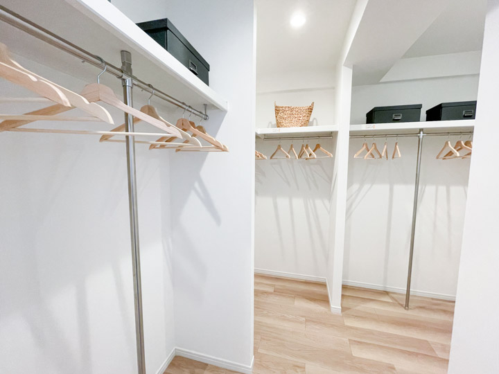 約5.5畳のお部屋にあるウォークスルークローゼット