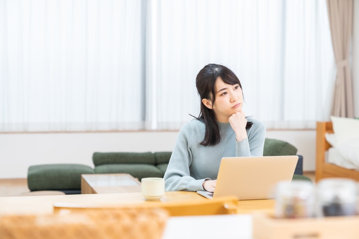 悩んでいる女性