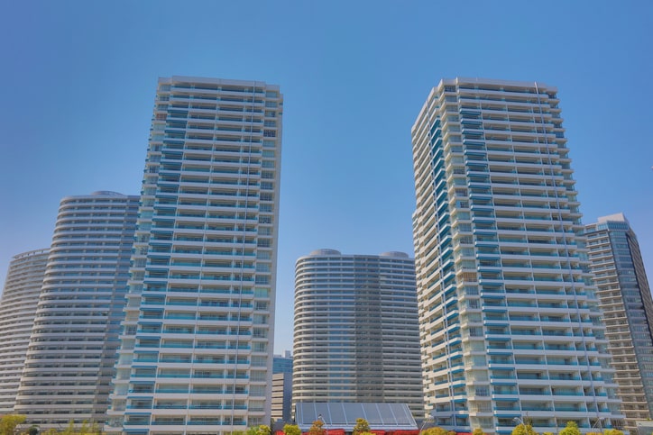 「五月晴れとマンションの画像」