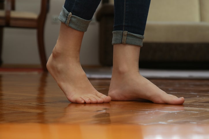 裸足でフローリングを歩く足の画像
