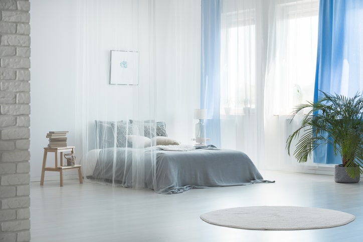 寝室のカーテンはどう選ぶ？安眠できる色やおすすめの機能、注意点をご紹介！
